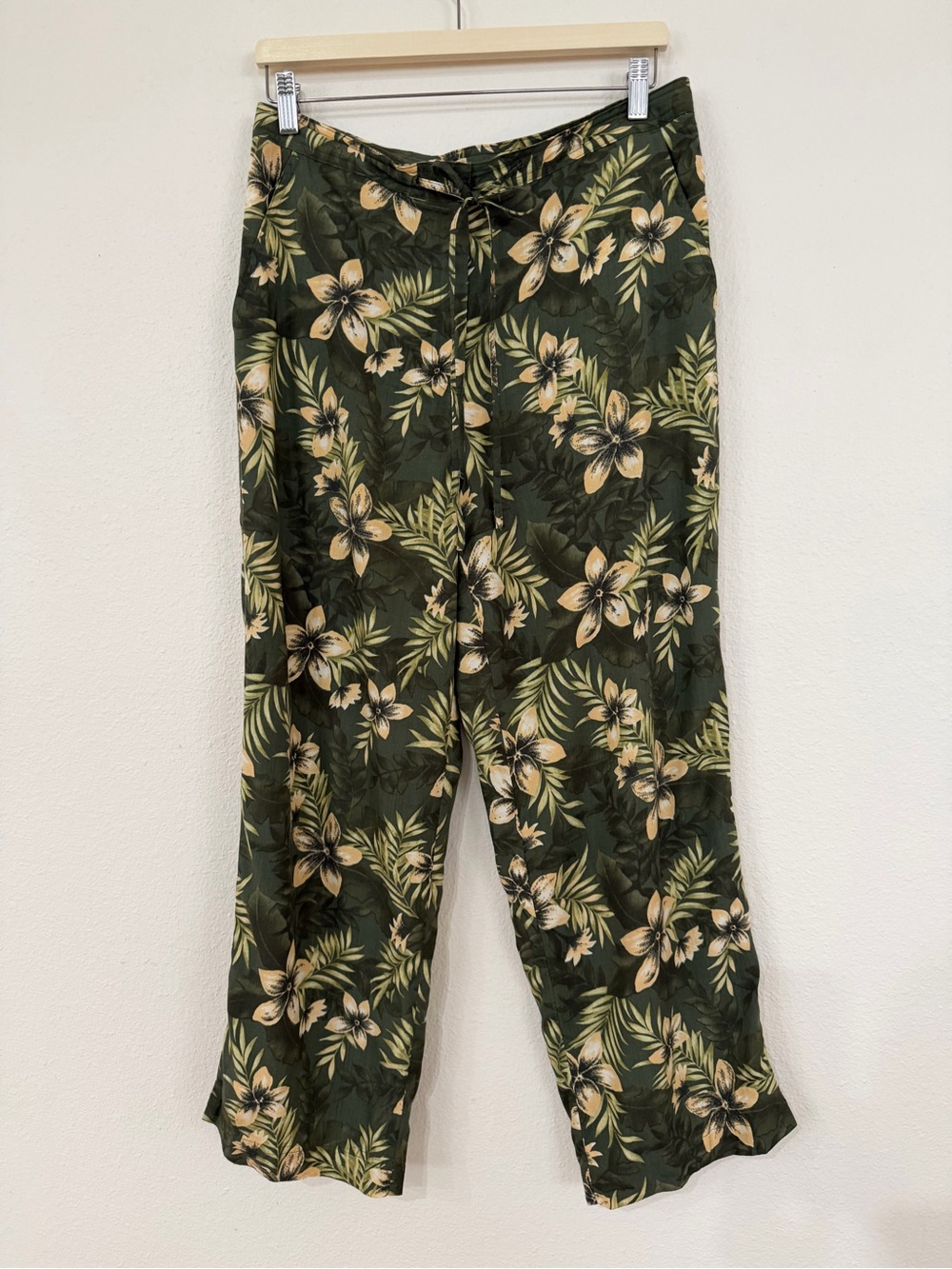 Rayon First Issue / Liz Clairborne Sz 10 Womans  Hawaii Floral Print Pants. J027